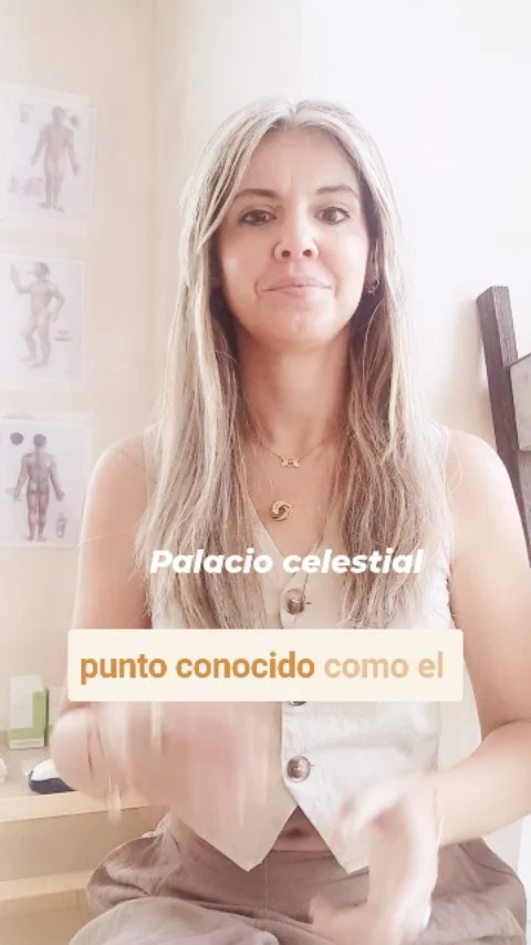 🗣¿Tienes la garganta cargada, tos nerviosa o te cuesta tragar emociones?

🎋Te presento el punto Palacio Celestial, un aliado poderoso para liberar tensión en el pecho y la garganta.

📍¿Dónde está?
Justo entre las clavículas, en la pequeña hendidura encima del esternón.
Apoya tus dedos suavemente y masajea de 1 a 3 minutos, con respiración lenta y consciente.

¿Qué puede ayudarte a mejorar?

👉Aliviar afonía, tos, sensación de nudo en la garganta**
🫶Soltar emociones retenidas
✨️Calmar la ansiedad y facilitar la expresión

Un gesto simple que abre espacio para tu voz y tu bienestar.

Comparte este vídeo con quien creas que le puede ayudar o guárdalo para tenerlo siempre a mano.

✅️Y si quieres trabajar estos bloqueos en profundidad, en consulta unimos acupresión, alimentación, salud hormonal y emocional para acompañarte desde una mirada integrativa.

Guárdalo, compártelo o escríbeme. Estoy aquí para ayudarte. 

Seguimos cuidando cuerpo & alma 💛
#sandrasousasalud #dietistaintegrativa  #saludholistica #Psiconeuroinmunología