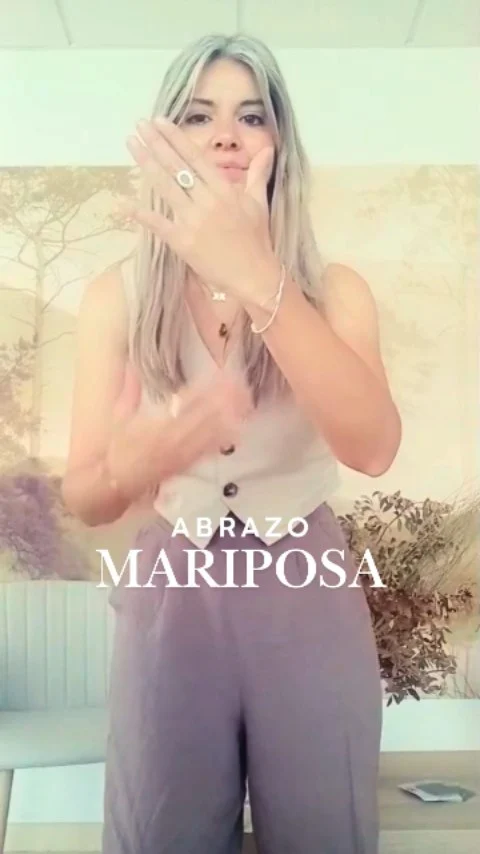 ¿Te has sentido alguna vez tan sobrepasada que tu cuerpo parece ir a mil… y no puedes parar?

Hoy te comparto una técnica somática que me ha ayudado muchísimo en momentos de ansiedad, bloqueo o saturación emocional.
🦋Se llama Butterfly Hug o abrazo mariposa Hubo un tiempo en el que mi cuerpo estaba en guerra conmigo.
Tenía la tripa hinchada, digestiones pesadas, ansiedad constante… y aunque comía “bien”, nada terminaba de funcionar.

Hasta que descubrí el trabajo somático.
Y no, no fue magia instantánea…
pero fue la primera vez que entendí que mi sistema nervioso necesitaba sentirse a salvo para poder digerir.
La comida, las emociones… la vida. 

🦋 Consiste en cruzar los brazos sobre el pecho y darte suaves golpecitos alternos, como si tus manos fueran alas.
Mientras lo haces, puedes balancearte suavemente… y respirar.Este gesto tan simple activa el nervio vago y ayuda a que tu cuerpo salga del modo de alerta … y vuelva al modo de regulación, donde todo empieza a fluir: las ideas, las emociones… la digestión. 

👉Si eres una persona altamente sensible (PAS) como yo, o simplemente estás viviendo un momento de estrés o disociación, esta práctica puede devolverte a tu centro y ayudarte a habitar tu cuerpo de nuevo.

🌿 Este tipo de herramientas somáticas son parte de lo que trabajamos en Digestiones Somáticas, mi programa de acompañamiento de 12 semanas, presencial u online.

Porque no solo se trata de lo que comes, sino de cómo lo digieres y cómo vives en tu cuerpo.

✨ Si sientes que necesitas un espacio seguro para regularte y volver a ti...escríbeme. Estoy aquí para acompañarte. Porque la salud no es solo lo que comes…
es cómo te habitas.

🫶 ¿Te gustaría saber más? Escríbeme y te cuento cómo empezar.
Con cariño, Sandra, tu dietista. 💛#sandrasousasalud ##dietistaintegrativa #saludholistica #Kinesiologia #somatica