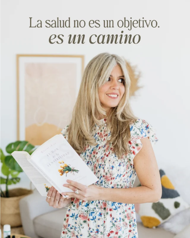 Durante mucho tiempo pensé que la salud era una meta. Algo que se lograba con esfuerzo, con reglas, con números.

Pero aprendí —a través de mi cuerpo, mis crisis y mi propio proceso— que la salud no es algo que se alcanza. 𝗘𝘀 𝗮𝗹𝗴𝗼 𝗾𝘂𝗲 𝘀𝗲 𝗵𝗮𝗯𝗶𝘁𝗮.

Es elegir cada día un poquito más de pausa.
Es aprender a escucharte aunque el mundo grite.
Es darte permiso para cuidarte sin exigencias.

𝗠𝗶 𝗰𝗮𝗺𝗶𝗻𝗼 𝗻𝗼 𝗵𝗮 𝘀𝗶𝗱𝗼 𝗹𝗶𝗻𝗲𝗮𝗹. A veces ha dolido. A veces ha sido hermoso. Pero siempre ha sido mío. Y hoy acompaño a otras mujeres a recorrer el suyo desde 𝘂𝗻 𝗹𝘂𝗴𝗮𝗿 𝗶𝗻𝘁𝗲𝗴𝗿𝗮𝘁𝗶𝘃𝗼, 𝗵𝘂𝗺𝗮𝗻𝗼 𝘆 𝗰𝗼𝗻𝘀𝗰𝗶𝗲𝗻𝘁𝗲.

¿Tú también estás caminando hacia una versión más amable de ti misma? Te leo con calma 💬💚

#VidaConsciente #EstiloDeVidaHolístico #SaludIntegrativa #ReflexionesQueSan #SandraSousaSalud #PAS
