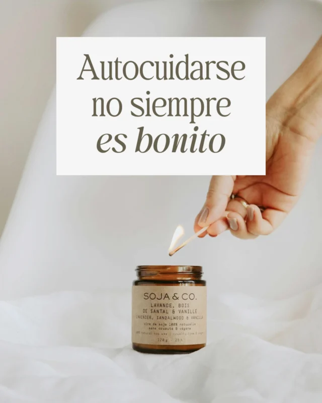 Durante mucho tiempo me dijeron que el autocuidado era darse un baño, pintarse las uñas o hacer yoga con velas. Y sí, también puede ser eso.

Pero lo que nadie me dijo es que 𝗲𝗹 𝗮𝘂𝘁𝗼𝗰𝘂𝗶𝗱𝗮𝗱𝗼 𝗽𝗿𝗼𝗳𝘂𝗻𝗱𝗼 𝗮 𝘃𝗲𝗰𝗲𝘀 𝗲𝘀 𝗱𝘂𝗿𝗼. Porque es elegirte cuando estás agotada. Es pausar cuando todo afuera corre. Es sostener tu energía antes de que se agote.
Autocuidarse no es comer bien 3 meses para llegar a un peso.
No es forzar, restringir ni castigarse.
Autocuidado es elegir desde la conciencia.
Es dejar de vivir en el bucle de la culpa y empezar a honrar lo que el cuerpo necesita en cada momento.
Es equilibrio, no perfección.
Es respeto, no exigencia.
Cuando aprendes a cuidarte de verdad, el bienestar no se persigue… llega como consecuencia.

🌿 En mis sesiones usamos herramientas como:
‣ 𝗞𝗶𝗻𝗲𝘀𝗶𝗼𝗹𝗼𝗴𝗶́𝗮 para entender qué te está bloqueando.
‣ 𝗗𝗶𝗴𝗶𝘁𝗼𝗽𝘂𝗻𝘁𝘂𝗿𝗮 para relajar y reequilibrar tu sistema nervioso, tu energía y tus meridianos chinos.
‣ 𝗥𝗲𝘀𝗽𝗶𝗿𝗮𝗰𝗶𝗼́𝗻 𝗰𝗼𝗻𝘀𝗰𝗶𝗲𝗻𝘁𝗲, aceites, y técnicas que te devuelven al cuerpo.

Autocuidarse no siempre se ve bonito en Instagram. Pero se siente bien en el alma.
Y si necesitas ayuda para encontrar tu forma de hacerlo, aquí estoy 🌸

 🌿 Y tú… ¿Tú cómo te estás cuidando de verdad últimamente? ¿te estás cuidando o solo estás sobreviviendo?

Seguimos cuidando cuerpo & alma, con cariño, Sandra.

#AutocuidadoReal #HerramientasHolísticas #SaludConsciente #KinesiologíaEmocional #TerapiasIntegrativas #SandraSousaSalud
