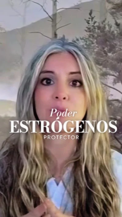 🔬 ¿Sabías que los estrógenos no solo regulan el ciclo menstrual?
Son auténticos protectores del cuerpo femenino: cuidan tu cerebro, huesos, piel, sistema inmune, microbiota, vasos sanguíneos y hasta tu estado de ánimo.

Por eso, cuando comienzan a decaer en la perimenopausia y menopausia, muchas mujeres sienten que "algo ya no va bien": insomnio, ansiedad, niebla mental, bajón de energía, inflamación o cambios en el cuerpo que antes no estaban.

👉 En mi canal de YouTube tienes el video completo sobre menopausia, con una mirada integrativa, donde explico todo más extensamente.

✨ Y si formas parte de mi Comunidad de Bienestar, este mes el día 29 tenemos un directo exclusivo donde profundizaremos en este tema de Menopausia tan necesario 🤍

Si aún no estás dentro, estás a tiempo de unirte y vivir esta etapa con información, acompañamiento y herramientas reales.

Seguimos cuidando cuerpo & alma, con cariño, Sandra💛

#sandrasousasalud #psiconeuroinmunologia #menopausia #saludintegrativa #estrogenos
