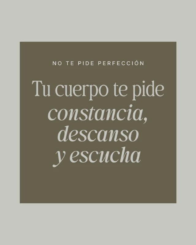 No necesitas hacer 10 pasos de skincare, ni beber clorofila al amanecer, ni apuntarte a un detox cada mes.

¿Sabes qué pide tu sistema hormonal de verdad?

🌿 Que te duermas antes de medianoche.
🌿 Que comas sin culpa y sin prisa.
🌿 Que salgas a caminar aunque no sea “entreno”.
🌿 Que dejes el móvil fuera del dormitorio.
🌿 Que aprendas a decir “no” sin disculparte.
🌿Que balancees tus ingestas.

No suena revolucionario, pero lo es. Porque cuando repites estos sencillos gestos día a día, 𝘁𝘂 𝗰𝘂𝗲𝗿𝗽𝗼 𝗲𝗺𝗽𝗶𝗲𝘇𝗮 𝗮 𝗰𝗼𝗻𝗳𝗶𝗮𝗿. Se desinflama. Respira. Regula.

Tu sistema hormonal no necesita que seas perfecta. 𝗦𝗼𝗹𝗼 𝗻𝗲𝗰𝗲𝘀𝗶𝘁𝗮 𝗾𝘂𝗲 𝗲𝘀𝘁𝗲́𝘀 𝗰𝗼𝗻𝘁𝗶𝗴𝗼.

✨ ¿Cuál de estos hábitos te cuesta más sostener?
Te leo, sin juicio — solo con calma.

Y si crees que tu cuerpo te está gritando, que necesitas empezar a escucharlo y empezar a cuidarlo con respeto e integrativamente, vente a la consulta! 

Seguimos cuidando cuerpo & alma, con cariño, Sandra💛

#HábitosHormonales #SaludHormonalConsciente #MujeresQueSeEscuchan #CiclosFemeninos #VidaHormonalReal #SandraSousaSalud #HormonasEnEquilibrio