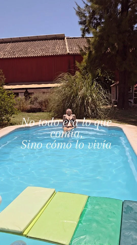 Durante años me esforcé por mejorar mi digestión. Probé dietas, eliminé alimentos, me llené de suplementos…
Pero nada cambiaba. Mi vientre seguía hinchado, el ardor volvía, y cada comida era una ruleta emocional. Me preguntaba una y otra vez: ¿qué estoy haciendo mal?"

💡Hasta que entendí que no se trataba solo de lo que comía, sino de cómo vivía.

Mi sistema nervioso estaba en alerta todo el tiempo. Vivía con el acelerador pisado, sin darme cuenta. ¿Y sabes qué descubrí? Que cuando el cuerpo está en modo supervivencia, la digestión se apaga. Literalmente.

🧘‍♀️El nervio vago, que conecta el cerebro con los órganos digestivos, necesita seguridad para activarse. Y yo no se la estaba dando.

Fue ahí, cuando empecé a trabajar desde la seguridad interna —la regulación emocional, la conexión con mi cuerpo, bajar el ritmo— que las digestiones comenzaron a mejorar.

Porque no puedes digerir bien si estás luchando por sobrevivir. Y nadie me lo explicó así cuando empecé.

❤️ Por eso nació Digestiones Somáticas, para que no tengas que recorrer ese camino sola.

🌀 Haz las paces con tu sistema nervioso y tu digestión.
Inscripciones abiertas. Comenzamos el 8 de septiembre. 
💬Comenta Somática y te envío la info.
Seguimos cuidando cuerpo & alma, con amor, Sandra 💛

#digestión #somatica #dietistaintegrativa #pas #psiconeuroinmunología #sandrasousasalud