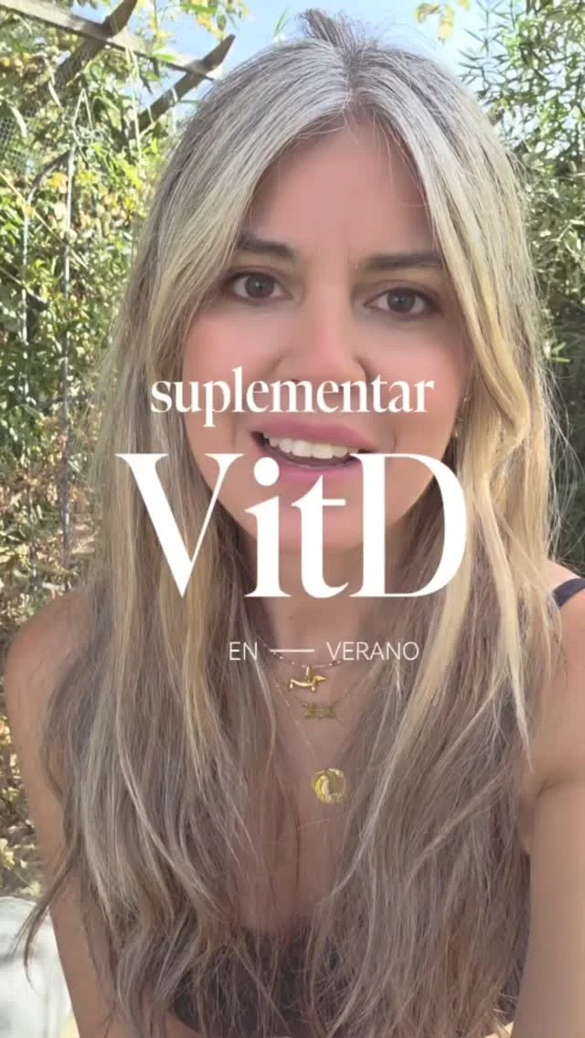 SUPLEMENTAR VIT D EN VERANO 

Sabemos que el sol es nuestra principal fuente de vitamina D, pero la realidad es que no siempre es suficiente, incluso en verano, ¿¿porque??

💛 Como es normal para protegernos usamos protector solar, pero eso disminuye su producción por nuestro cuerpo, además la franja horaria más eficaz (12–16 h) es a la que menos nos exponemos al ser la más peligrosa.
🏠 Y si es verano pero pasamos más tiempo del que pensamos en interiores: oficina, coche, gimnasio, etc.
🧑🏽‍🦳 La edad o el tono de piel  influye, ya que a medida que pasan los años... producimos menos y a más oscuro es el fototipo, menor capacidad de síntesis.

💡 RECUERDA QUE NO SOLO ES IMPORTANTE PARA TUS HUESOS

✅ Ayuda al mantenimiento correcto de tus músculos, especialmente si entrenas más en verano.
✅ Refuerza el sistema inmune, sí, en verano y vacaciones también puedes enfermar.
✅ Contribuye al  equilibrio hormonal y a tu estado anímico.

Yo me suplemento con la Vitamina D con k2 de belevels que tenéis un descuento con el código SANDRATUDIETISTA. 

Seguimos cuidando cuerpo & alma 💛

#vitaminaD #suplementos #dietista #saludhormonal #saludintegrativa #psiconeuroinmunología #pas