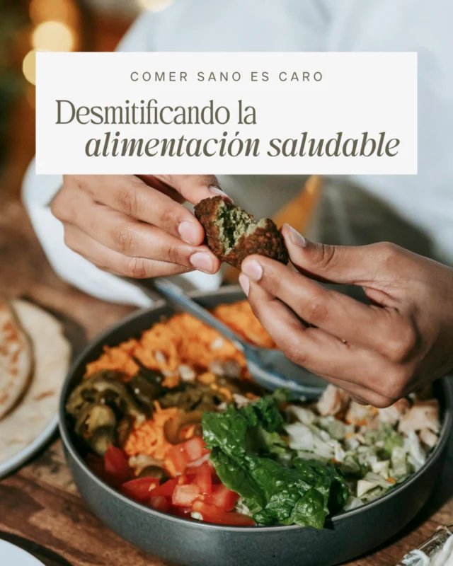 ¿Cuántas veces has escuchado que “𝗰𝗼𝗺𝗲𝗿 𝗯𝗶𝗲𝗻 𝗲𝘀 𝘂𝗻 𝗹𝘂𝗷𝗼”?💍
Es uno de los mitos más extendidos… y una barrera enorme para quienes quieren empezar a cuidarse.

👉 La realidad es que 𝗰𝗼𝗺𝗲𝗿 𝘀𝗮𝗹𝘂𝗱𝗮𝗯𝗹𝗲 𝗻𝗼 𝘀𝗶𝗴𝗻𝗶𝗳𝗶𝗰𝗮 𝗰𝗼𝗺𝗽𝗿𝗮𝗿 𝘀𝘂𝗽𝗲𝗿 𝗮𝗹𝗶𝗺𝗲𝗻𝘁𝗼𝘀 𝗲𝘅𝗼𝘁𝗶𝗰𝗼𝘀 o productos eco envasados al vacío.
𝗟𝗮 𝗯𝗮𝘀𝗲 𝗱𝗲 𝘂𝗻𝗮 𝗮𝗹𝗶𝗺𝗲𝗻𝘁𝗮𝗰𝗶𝗼𝗻 𝗲𝗾𝘂𝗶𝗹𝗶𝗯𝗿𝗮𝗱𝗮 𝗽𝘂𝗲𝗱𝗲 𝗲𝘀𝘁𝗮𝗿 𝗲𝗻 𝗹𝗼 𝗺𝗮𝘀 𝘀𝗶𝗺𝗽𝗹𝗲: verduras de temporada, legumbres, frutas frescas, semillas, agua, descanso…

𝗡𝗼 𝗻𝗲𝗰𝗲𝘀𝗶𝘁𝗮𝘀 𝗴𝗮𝘀𝘁𝗮𝗿 𝗺𝗮𝘀, 𝘀𝗶𝗻𝗼 𝗮𝗽𝗿𝗲𝗻𝗱𝗲𝗿 𝗮 𝗲𝗹𝗲𝗴𝗶𝗿 𝗺𝗲𝗷𝗼𝗿. ☺️

Desde mi enfoque integrativo, trabajamos para construir un estilo de vida sostenible, no exclusivo. Adaptado a ti y tus circunstancias. Porque la salud no debería depender del precio de una etiqueta, sino del conocimiento, la conciencia y el equilibrio.

💡 Si no sabes por dónde empezar, en mi curso Alimentación Consciente te enseño:
🥗 Qué es una alimentación básica y equilibrada
🔁 Cómo organizar tus ingestas sin obsesiones
🌱 Tips prácticos de hábitos saludables
🍽️ Y 2 semanas de menú antiinflamatorio, fácil, rico y real

🔗Comenta ALIMENTACION y recibirás toda la info del curso, fácil y cómodo.

✨ Reflexiona: ¿cuántas veces más vas a aplazar tu salud?
Tu cuerpo no necesita perfección. Solo constancia y presencia.

¿Tú también pensabas que 𝗰𝗼𝗺𝗲𝗿 𝘀𝗮𝗻𝗼 𝗲𝗿𝗮 𝗰𝗼𝗺𝗽𝗹𝗶𝗰𝗮𝗱𝗼 𝗼 𝗰𝗮𝗿𝗼? Te leo. 👇

#AlimentaciónConsciente #MitosDeSalud #ComerBienEsSimple #SaludIntegrativa #SandraSousaSalud #BienestarReal