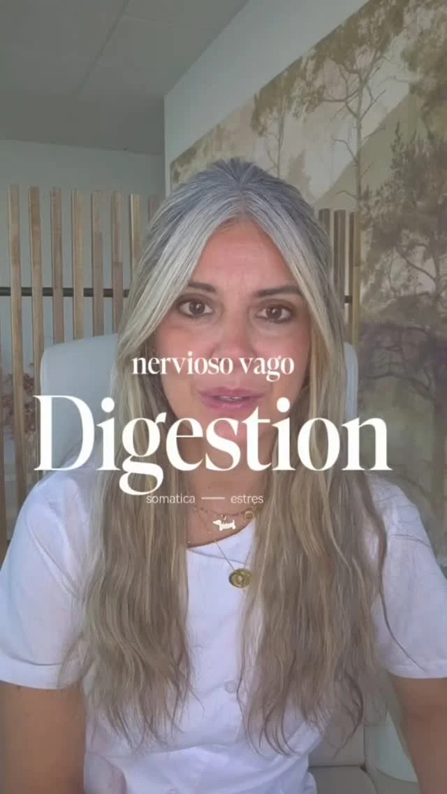 Tu digestión no empieza en el estómago… empieza en tu sistema nervioso.
El nervio vago es el puente entre tu cerebro y tu aparato digestivo.
Si está en equilibrio, todo fluye. Pero si el estrés lo apaga, tu cuerpo deja de priorizar la digestión para centrarse en “sobrevivir”.

Por eso, no siempre es la comida el problema… sino el estado en el que estás cuando comes.
Si vives en alerta constante, aunque tu dieta sea perfecta, puedes sufrir hinchazón, estreñimiento, diarrea o intolerancias.

En consulta trabajamos no solo tu alimentación, sino cómo reactivar tu nervio vago para que vuelvas a digerir bien y te sientas ligera, con energía y sin dolor.

💬 Escríbeme "SOMATICA" y te cuento cómo puedo ayudarte este septiembre.

#nerviovago #saluddigestiva #digestionespesadas #estres #hinchazon #saludhormonal #pniconsultas #psiconeuroinmunologia #dietistaintegrativa #mujeresreales #intestinosano #microbiotasaludable #digestionesomaticas #saludybienestar #inflamacionabdominal